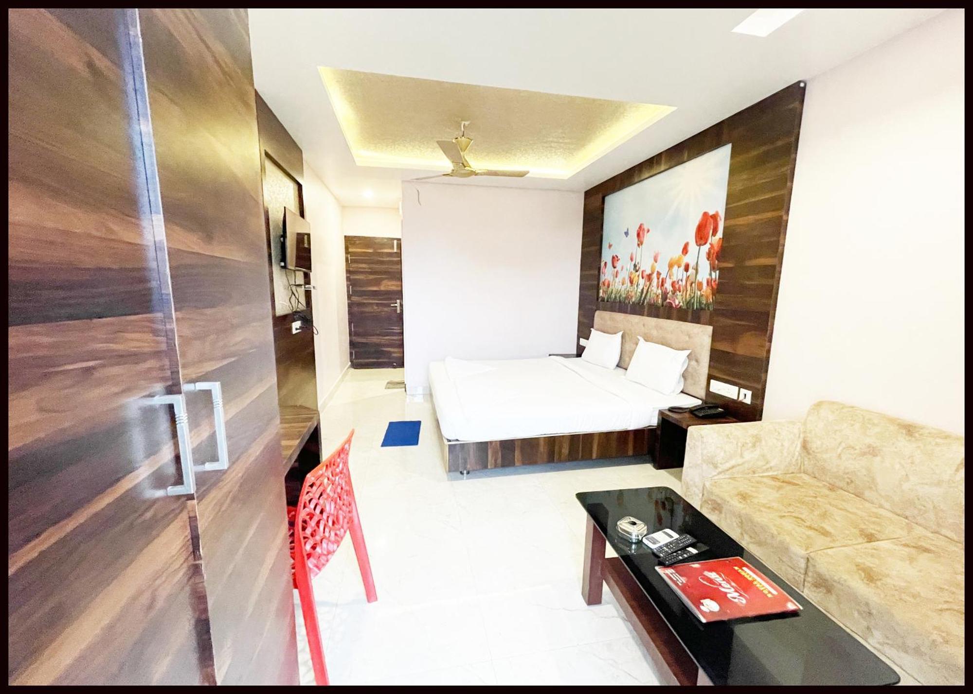 R&r Near Sea - Jagannath Temple - Fully Air Conditioned At Prime Location - Near Sea And Temple - Hygiene & Spacious - With Wifi- Restaurant- Lift- And- Parking- Luxuary Hotel 4*